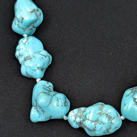 V. Graduated Chunky Dyed Howlite Knotted Necklace - Picture 3 of 6